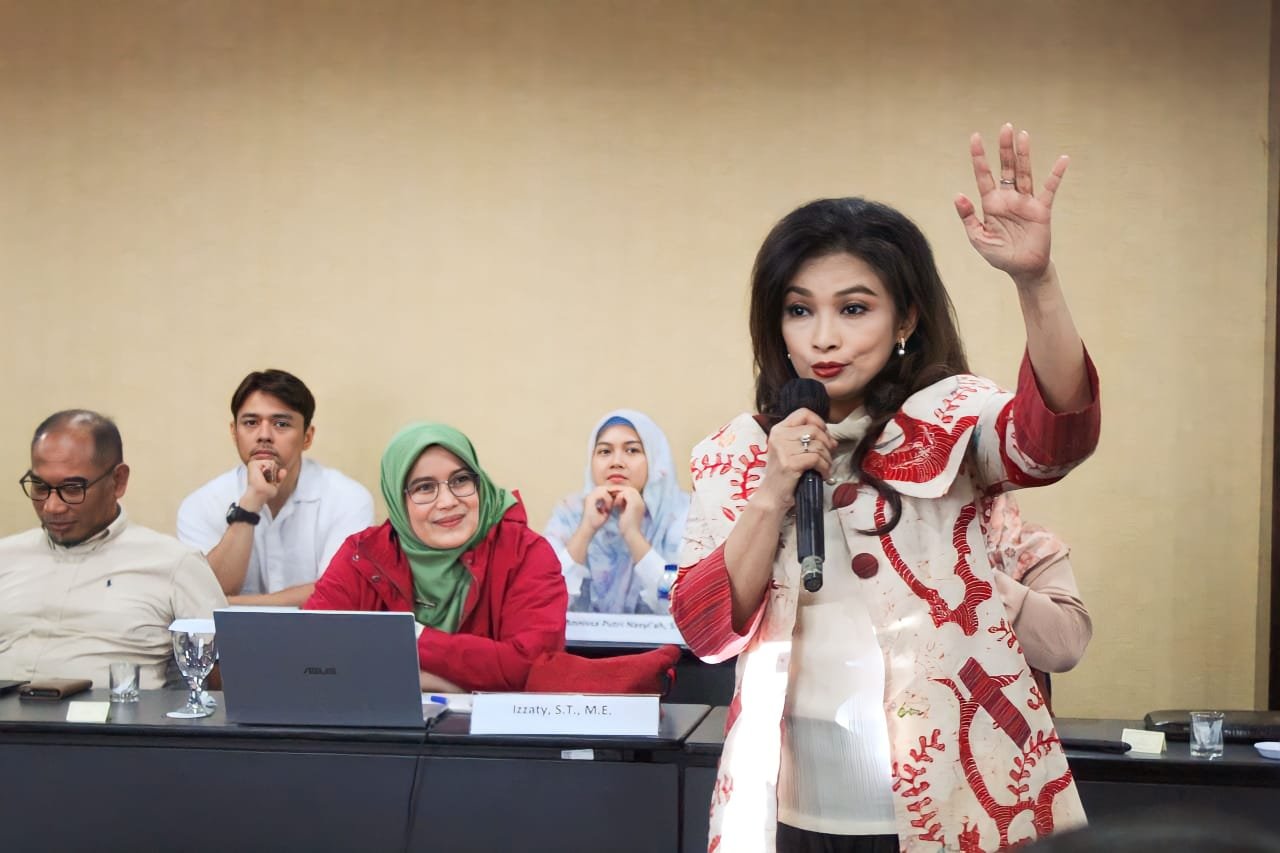 Puspita Zorawar memfasilitasi sesi pelatihan
